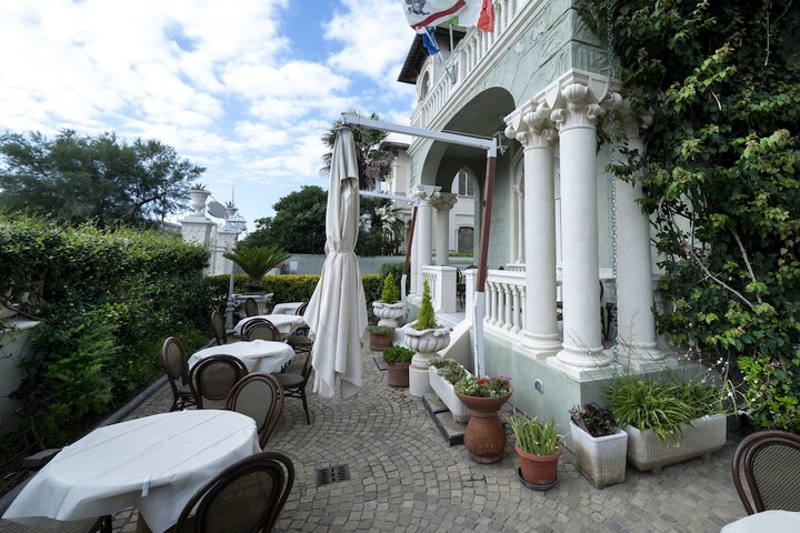Hotel Entry