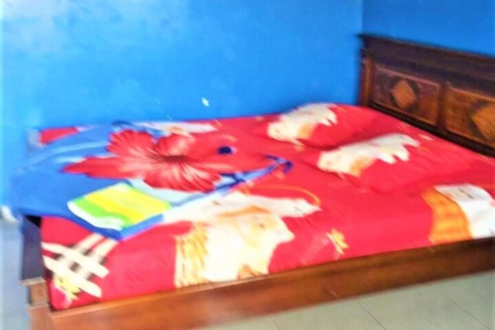 Room 5 of 12