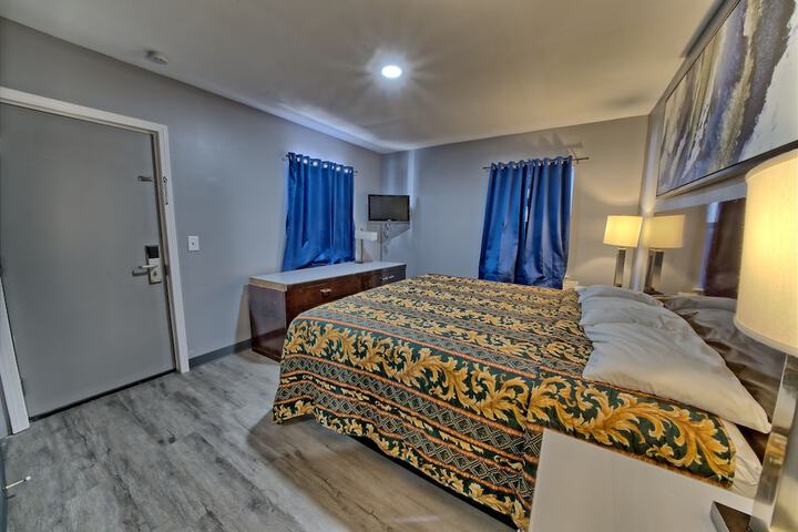 1 King Bed (24 of 24)