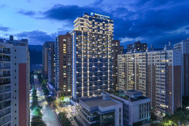 Exterior of Holiday Inn Express Kunming Yiliang Center by IHG