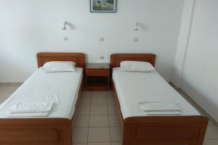 Room 5 of 32
