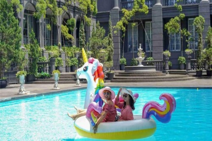Pool Hotel