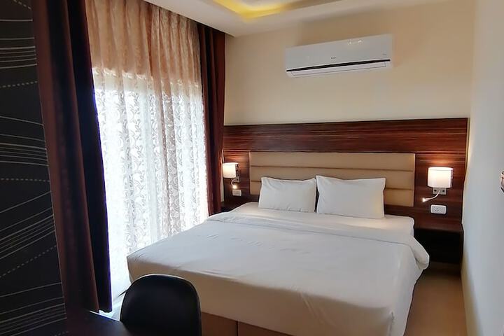 Room 13 of 77