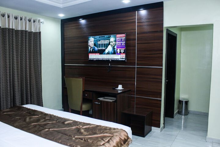 Room 11 of 27