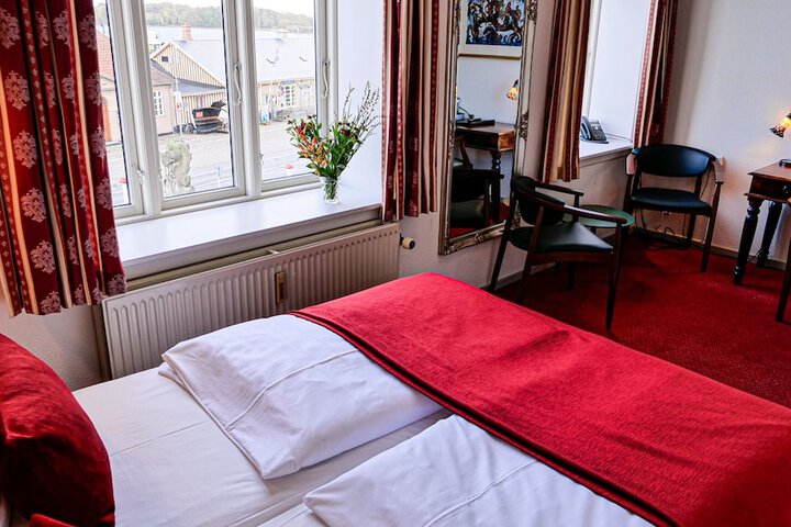 Room 27 of 214