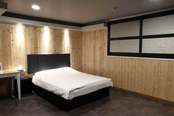 Room 11 of 25