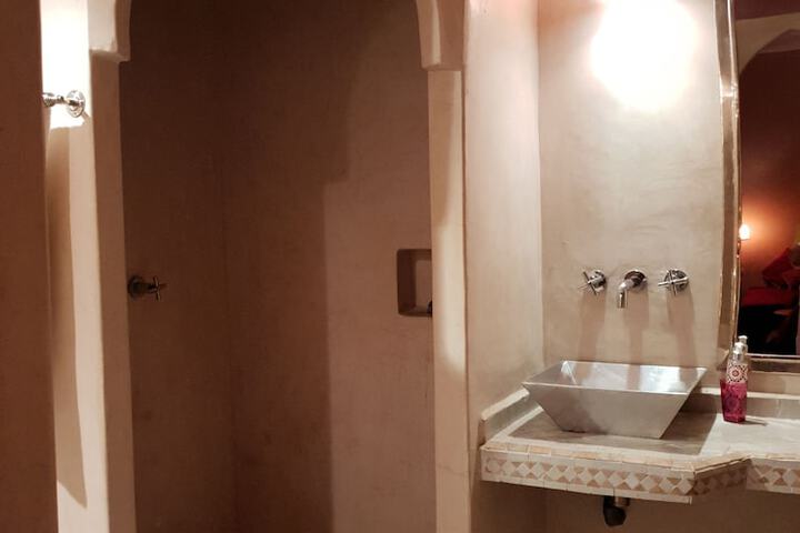 Room 27 of 96