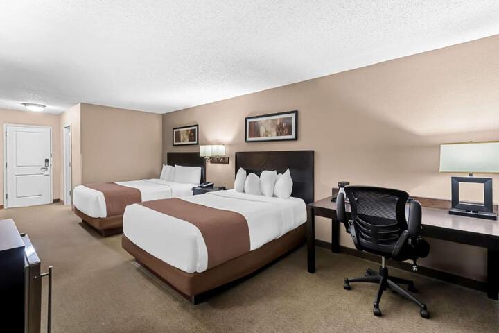 Accessible 1 Queen Accessible Walk in Shower Sofa Bed Microwave and Refrigerator WiFi Full Breakfast (2 of 16)