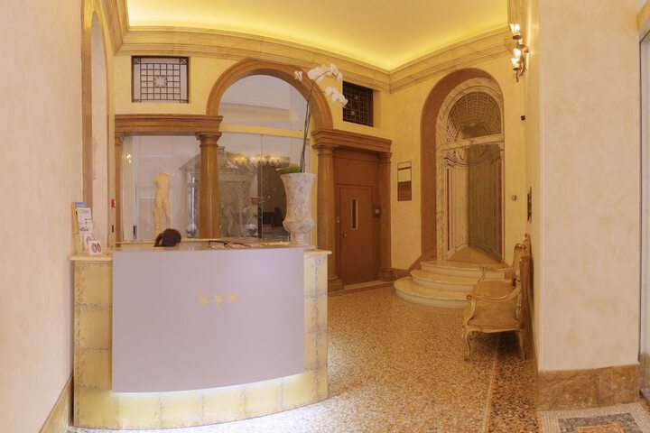 Check-in/check-out kiosk
