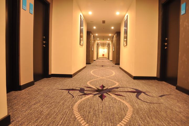 Ballroom/Hall 76 of 106