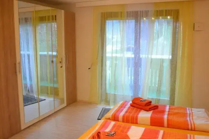 Room 4 of 18