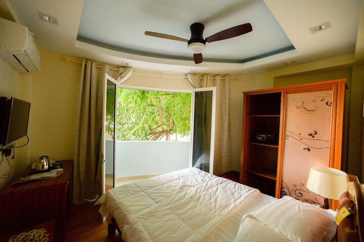 Room 13 of 38