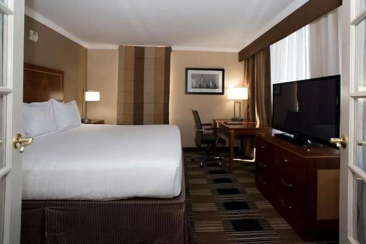 1 King Bed (2 of 12)