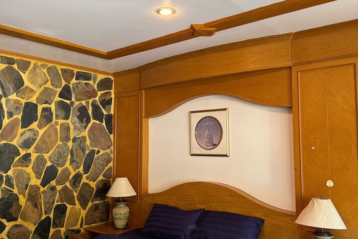 Room 4 of 16