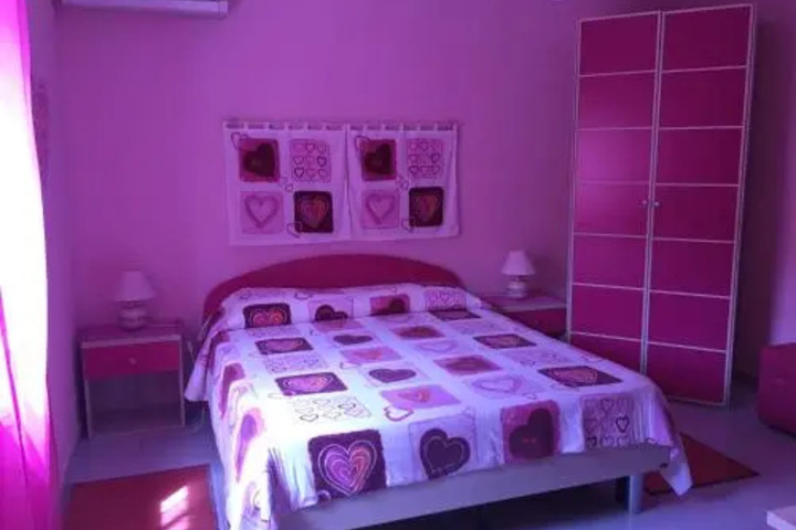 Room 6 of 12