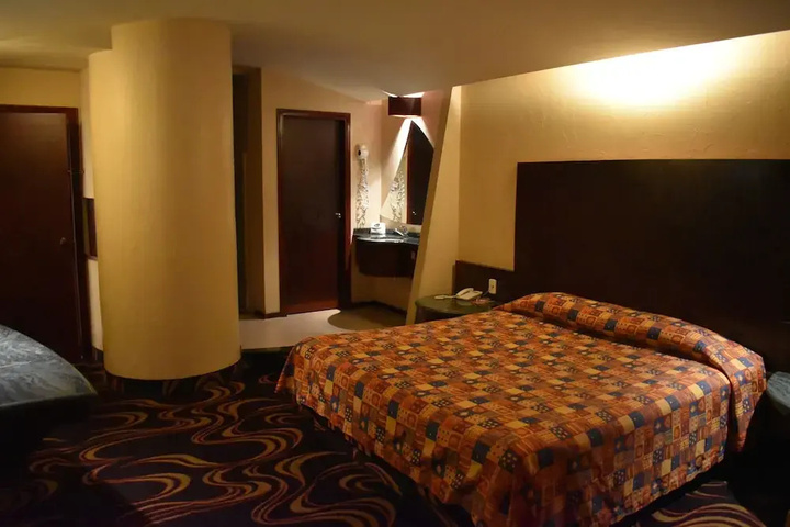Room 5 of 7