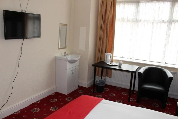 Room 6 of 8