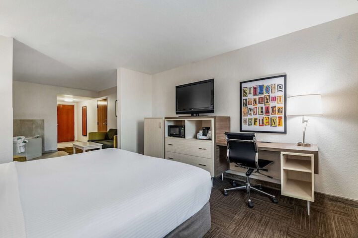 1 King Bed High Speed Internet Accessible Microwave, Refrigerator Full Breakfast (3 of 30)