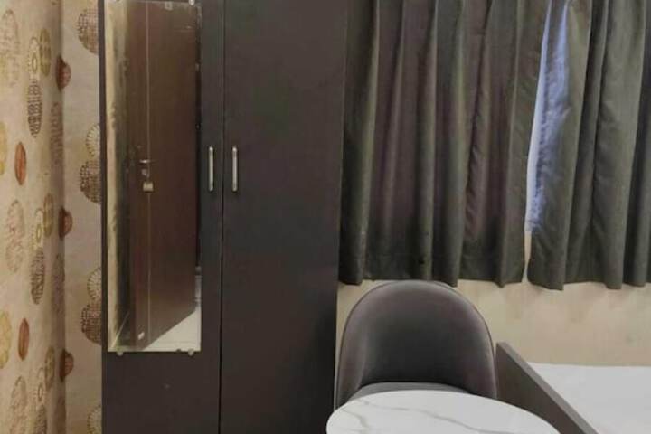 Room 4 of 16
