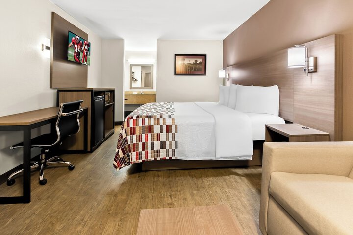 Deluxe King Bed (10 of 12)