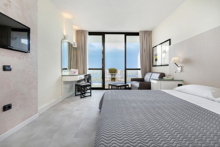 Room 28 of 143