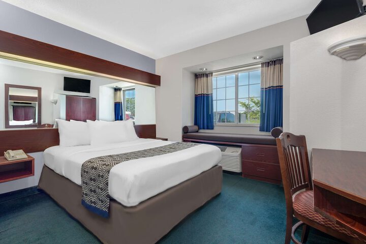 1 Queen Bed (14 of 19)