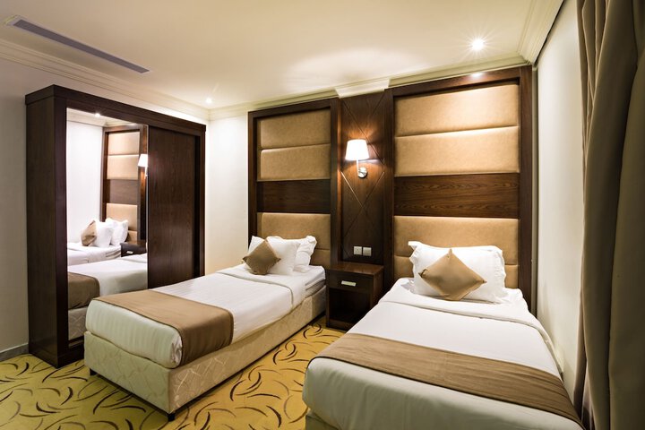 Room 6 of 12