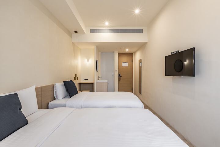 Room 28 of 66