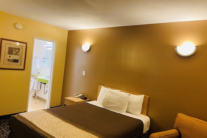 1 Queen Bed (4 of 14)