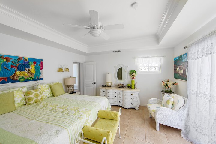 Room 4 of 152
