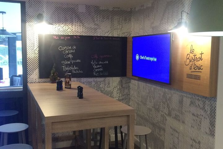 Lounge 56 of 80