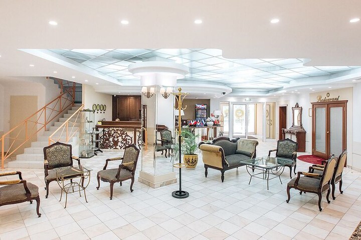 Entrance & Lobby