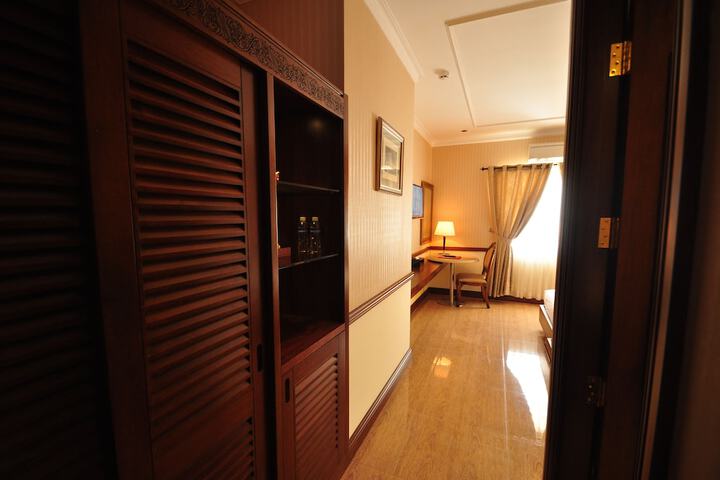 Room 10 of 50