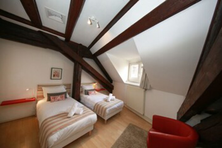 Room 10 of 13