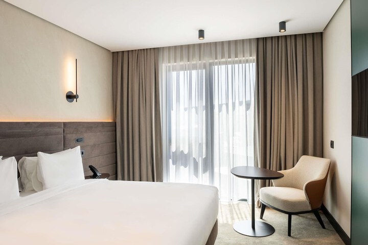 Room 33 of 100