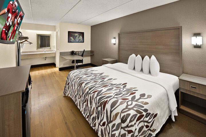 Standard | King Bed (2 of 14)