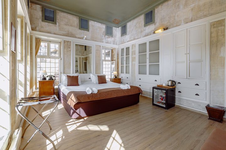 Room 8 of 182