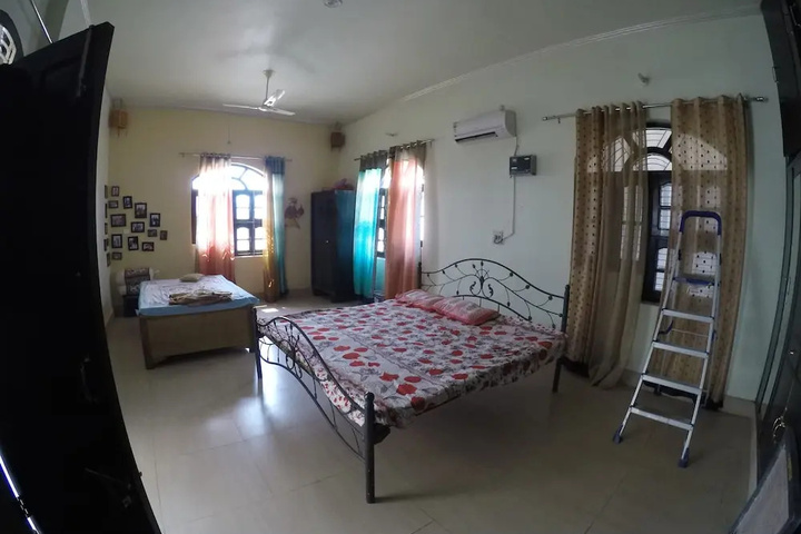 Room 2 of 9