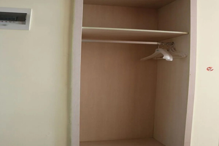 Room 7 of 12