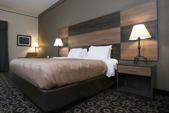 1 King Bed (10 of 11)