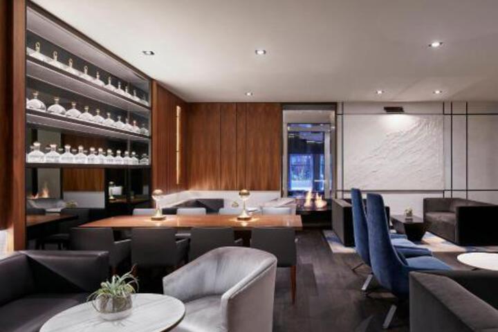 Lounge 3 of 39