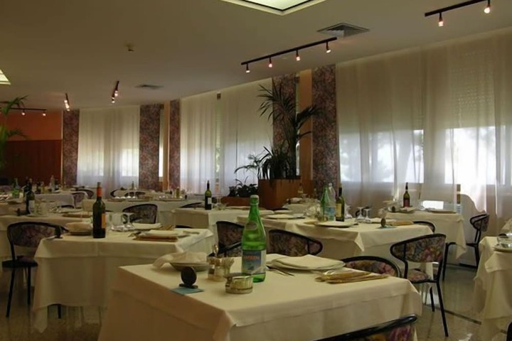 Dining 27 of 49