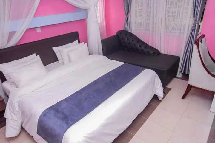 Room 32 of 62