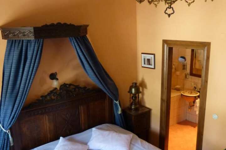 Room 6 of 42
