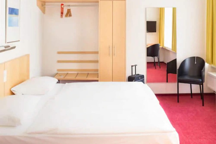 Room 10 of 45