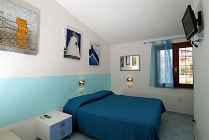 Room 8 of 16