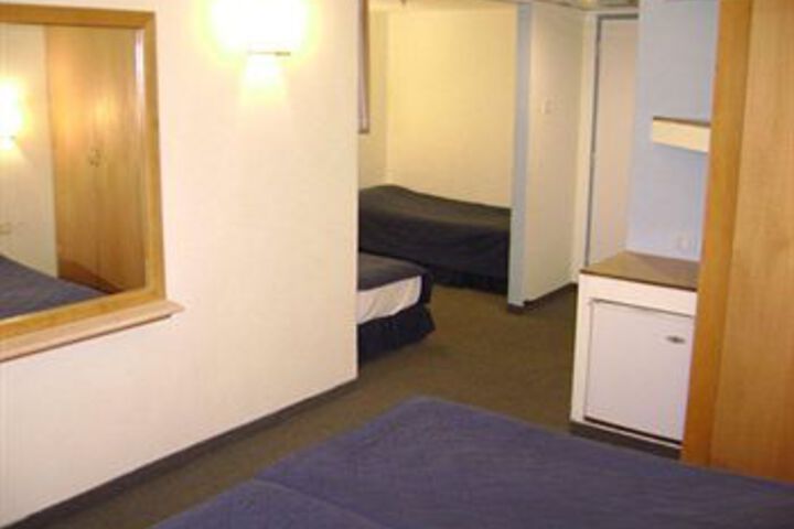 Room 4 of 17
