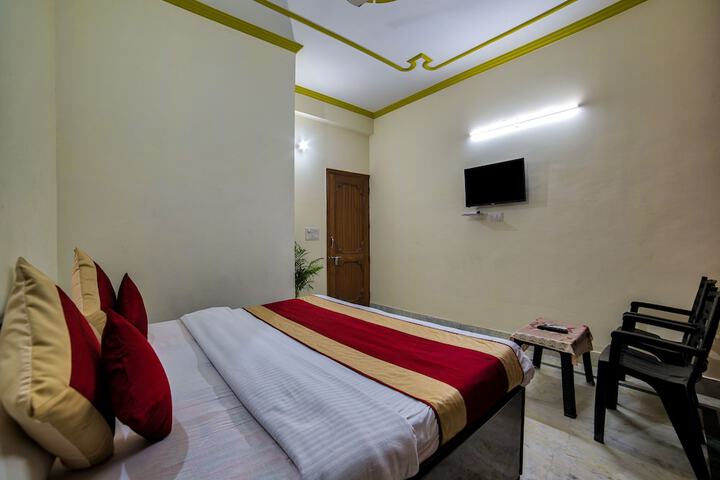 Room 9 of 18