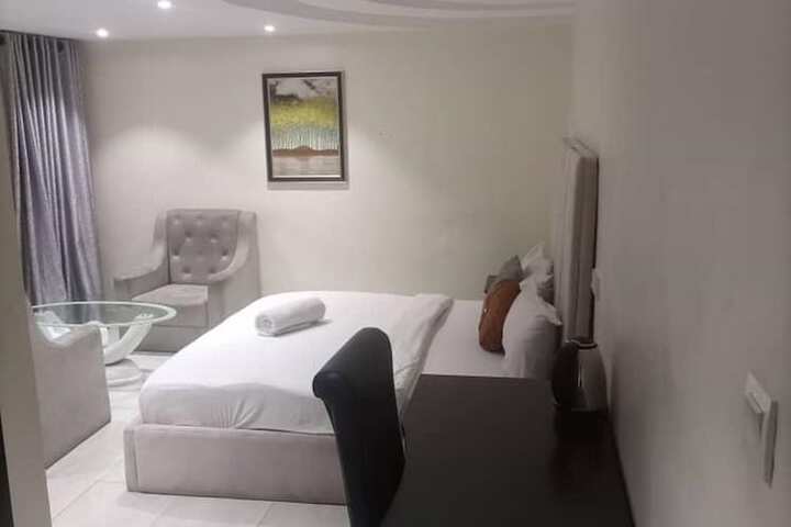 Room 9 of 33