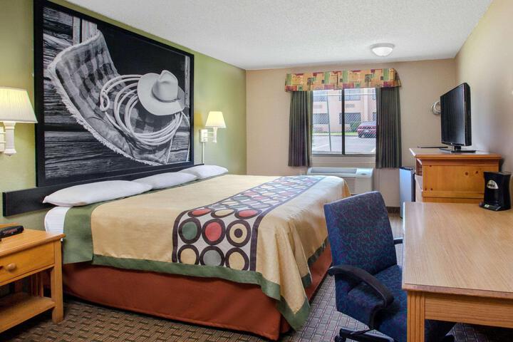1 King Bed (5 of 10)